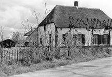 841036 Gezicht op de boerderij Bouwlust (Provincialeweg 63) te Schalkwijk (gemeente Houten).